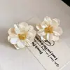 Elegantes pendientes de camelia, pendientes de lujo ligero de nicho para mujer, nuevo estilo 2025, accesorios para orejas con estilo, pendientes de estilo festivo