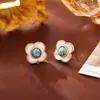 Aretes Estilo Chino de Turquesa y Nácar Natural con un Temperamento de Moda de Alta Gama y Lujo Ligero, Adecuados para una Mujer Moderna y Chic, Joyería de Nuevo Estilo Chino