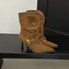 Novas botas curtas femininas de salto alto com bico fino, camurça plissada e salto empilhado, com tiras de fivela de metal, estilo europeu e americano, para calçar e tirar facilmente