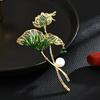 Broche de luz de luna con forma de estanque de loto para mujer, de alta gama, exquisito y elegante, con perla y hoja de loto, corpiño, nuevo broche 2022