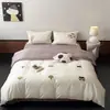 Juego de Cuatro Piezas de Algodón Puro de Fibra Larga de 100 Piezas Estilo Ins con Bordado de Gato para Niños, Funda de Edredón Morada, Sábana Plana, Ropa de Cama