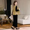 Nuevo conjunto de chaleco bordado estilo chino para madres, nueva colección otoño/invierno 2026, elegante conjunto de tres piezas para mujeres de mediana edad y mayores