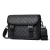 Bolso cruzado pequeño nuevo para hombre transfronterizo, bolso de mensajero simple retro de un solo hombro, tendencia callejera, bolso cruzado pequeño con solapa de motocicleta
