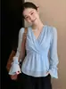 Top azul de cuello en V y manga larga, único y de nicho, estilo dama francesa para mujer, con diseño entallado a la cintura y detalles plisados, que irradia una vibra chic y moderna