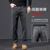 Calça jeans de alta qualidade na cor cinza fumaça, calça masculina de corte reto e modelagem solta, coleção outono/inverno 2026, calça longa casual para homens de meia-idade, com forro de fleece
