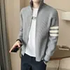 Outono/Inverno 2026 Novo Suéter Masculino com Gola Alta, Zíper e Blocos de Cor, Cardigã de Tricô Tendência Slim Fit, Roupa Externa, Moda Masculina