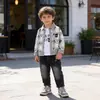 Conjunto de Roupa para Meninos Primavera e Outono 2026 Nova Roupa Infantil Estilo Outono Bebê Elegante Cardigã Manga Longa Conjunto de Três Peças Moderno