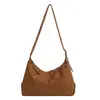 Bolso de ante retro de gran capacidad para el hombro para mujer Remaches Correa ancha para el hombro Sensación relajada Bolso de un solo hombro cruzado Bolso de mano de moda