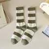 Nuevos calcetines de rayas de color contrastante para mujer, calcetines de algodón de media pantorrilla, calcetines plisados de otoño e invierno, calcetines de algodón de moda ins japonesa, calcetines de felpa estilo coreano