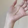 Collar de trébol de cuatro hojas dorado para mujer, cadena para la clavícula, elegante, lujo ligero, nicho, alta gama, simple, moderno, diseño versátil, modelo nuevo