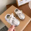 Zapatillas de moda para niñas, nuevo estilo primavera y otoño 2026, zapatos blancos versátiles para niñas jóvenes, zapatillas de correr ligeras con suela blanda