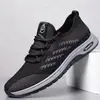Sapatos de comércio exterior masculinos primavera e verão fino respirável malha voadora tecida sapatos masculinos elegantes com cadarço tênis de corrida esportivos leves masculinos
