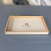 Caja de almacenamiento de artículos de tocador de hotel Caja de almacenamiento de bolsitas de té Guía de servicios de hotel Este juego de clips para notas con soporte para control remoto