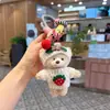 Nova Tiara de Cabelo de Cereja Fofa e Criativa, Chaveiro de Urso de Pelúcia para Carro, Boneca Suéter de Morango, Pingente de Bolsa Adorável