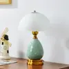 Luminária de mesa de cerâmica estilo americano e europeu, luminária de cabeceira de quarto, ornamento decorativo criativo retrô verde para casa, luminária de mesa de quarto