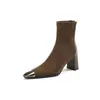 Botas de tornozelo quadradas de metal retrô com salto grosso para mulheres Outono e Inverno 2023 Novas botas Martin de camurça de salto alto botas finas elásticas
