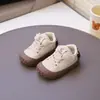 Novos estilos de primavera e outono de sapatos casuais e confortáveis para caminhada estilo coreano para meninos e meninas, projetados para bebês e crianças pequenas, com solas macias para evitar pontapés, adequados para idades de 1 a 3 anos