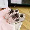 Tênis de treino alemão para meninas estilo coreano com blocos de cor, nova coleção primavera/outono 2026, sola macia, design versátil, adequado para meninas mais velhas, calçados casuais