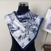 Lenço Triangular de Seda para Mulheres, Novo Estilo Primavera e Verão, Lenço de Seda com Estampa Retrô, Xale Versátil, Lenço de Proteção Solar, Moderno e Elegante