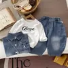 Retrô, desgastado e estiloso: um conjunto de três peças para um menino jovem com uma jaqueta jeans lavada e degradê combinada com calça jeans