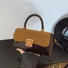 Bolsa Pequena Quadrada de Couro Macio de Alta Qualidade Bolsa de Ombro para Mulheres Outono e Inverno 2025 Nova Estilo Retro de Nicho Bolsa Pequena de Ombro Único Transversal