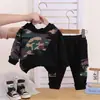 Conjunto de Primavera para Niños Elegante y a la Moda Nuevo Modelo para Niños Pequeños y Niños Pequeños Primavera y Otoño Camuflaje con Capucha Manga Larga Conjunto de Dos Piezas Moderno