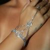2022 nueva moda europea y americana pulsera de dedo popular con incrustaciones de diamantes redondos cadena de mano trasera joyería para mujeres Pulsera07