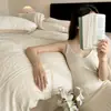 Ropa de cama retro estilo francés de cuatro piezas de terciopelo de leche engrosado para invierno, con patrones tallados y sábanas y funda de edredón de vellón de coral de doble cara