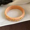 Pulseira redonda nova em resina acrílica estilo coreano com um design único, versão larga, moderna e versátil, elegante acessório de mão