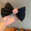 Pasador de Pelo Retro Estilo Francés con Flor Rosa y Lazo, Pinza Lateral con Acabado de Alta Gama, Goma para el Pelo de la Parte Trasera de la Cabeza, Accesorio Elástico para el Pelo para Flequillo de Mujer
