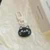 Llavero con forma de gatito blanco y negro comiendo pescado, exquisito colgante de nicho para mochila escolar, adorno para pareja de novias, joyería de Buda para estudiantes.