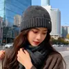 Novo Chapéu Estilo Coreano Simples Outono e Inverno 2025 Chapéu de Tricô Quente e Versátil com Proteção para Ouvido Mostrando o Rosto Pequeno Baotou Chapéu de Lã