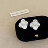 Elegantes pendientes de lujo con flores doradas, ligeros y modernos, de alta gama, con diseño de nicho, ideales para ir al trabajo o al trabajo.