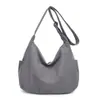 Bolso bandolera estilo coreano 2026, bolso tote casual para el hombro para mujer, nuevo bolso de hombro de pana grande de capacidad, moderno para el verano