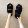 Chinelos de Pelo Plus Size Femininos para Uso Externo Estilo Japonês Celebridade da Internet Novos Sapatos Tendência Outono/Inverno Chinelos de Algodão para Casa