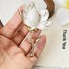 Broche de Magnolia Blanca Esmaltada Accesorio Floral de Nicho Pin para Abrigo de Mujer Pin de Abrigo del Zodiaco del Año del Conejo Suministro Exclusivo Transfronterizo