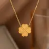 Set de Collar y Pendientes de Trébol de Cuatro Hojas de Lujo Ligero para Mujer, Cadena para Clavícula de Acero de Titanio, Joyería de Diseño de Nicho de Gama Alta