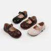 Sapatos para bebê menina 2026 primavera e outono novos sapatos de princesa sapatos de encaixe de tira única para bebês pequenos sapatos para bebês com sola macia para caminhar
