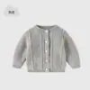Cardigã de bebê clássico e simples em tricô torcido, suéter externo macio para bebê, suéter de bebê de qualidade A para outono/inverno