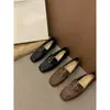 Primer Encuentro: Mocasines estilo británico con detalles de hebilla, nueva colección otoño 2026, zapatos slip-on de punta cuadrada