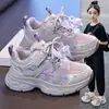 Tênis de malha para meninas, nova coleção primavera/outono 2026, sapatos infantis modernos e versáteis, sapatos casuais de sola macia com enfeites de strass, tênis estilo plataforma