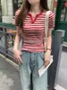 Camiseta de Manga Corta con Cuello Abierto a Rayas y Bloques de Color de Moda para Mujer, Nuevo Top Versátil Ajustado para el Verano 2026