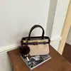 Bolso de mano con acabado mate retro, nueva colección otoño/invierno 2026, bolso cruzado versátil para mujer, bolso tote moderno y popular, bolso de mano pequeño