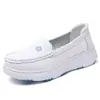 Zapatos de enfermera para mujer, verano, cuero, huecos, suela suave, transpirables, no cansan los pies, suela gruesa, zapatos de trabajo médicos, venta al por mayor, una generación de cabello