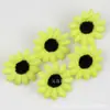 Novedad Primavera y Verano Flor de Margarita Negra Núcleo Flor de Cabeza 4cm Flor de Seda Artificial Flor de Pinza de Pelo Hecha a Mano Corona de Flores Decoración de Pinza de Pelo para Sombrero de Paja