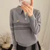Suéter bordado de rayas con cuello polo para mujer, diseño de otoño e invierno, nuevo top de punto de media cremallera para capa base 2026