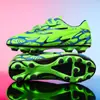 Novas chuteiras de futebol infantil de cano baixo com velcro, antiderrapantes, resistentes ao desgaste e respiráveis. Chuteiras de futebol de treino masculinas disponíveis para venda por atacado.