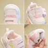 Zapatos de caminar para bebé de dibujos animados con suelas blandas, zapatos de estabilidad para lactantes, zapatos casuales para niños, nuevos zapatos chillones para niñas de primavera y otoño 2026