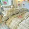 Conjunto popular de roupa de cama de quatro peças, confortável e respirável, conjunto de capa de edredom para cama de dormitório estudantil, conjunto de três peças estilo ins, fresco e moderno