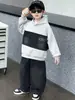 2441 Conjunto de Ropa de Invierno para Niños 2026 Nuevo Fresco Atractivo Sudadera Gruesa con Felpa Jeans para Bebé Conjunto de Dos Piezas de Invierno Moderno